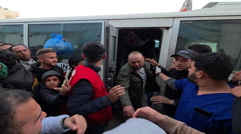 اللجنة الدولية للصليب الأحمر تنقل 7 أسرى أفرج عنهم من سجون الاحتلال  إلى مستشفى شهداء الأقصى في دير البلح